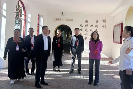 �����f(xi��)���ؖ|�����W(xu��)У�l(f��)չ��r�_չ���ҕ��